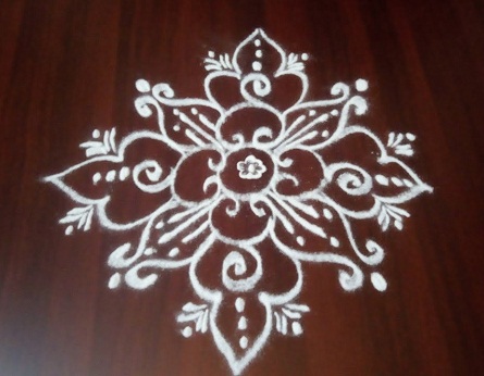 Basit Çiçek Beyaz Toz Rangoli Tasarımı