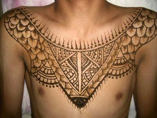 „On The Chest“ mehndi dizainas vyrams