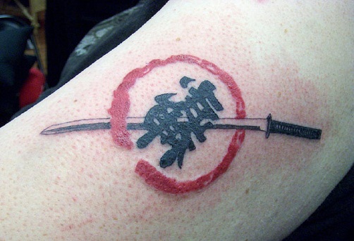 Ninja kardas ir japoniška Kanji tatuiruotė