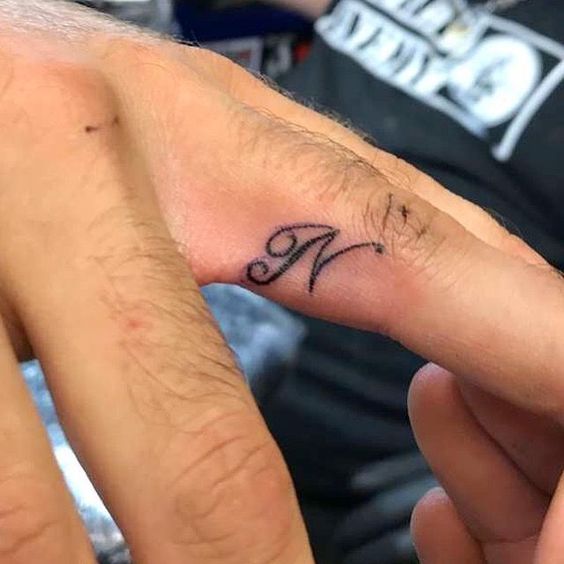 N raidžių pirštų tatuiruotė