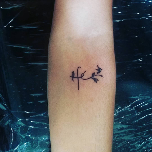 Kūrybinė F abėcėlės tatuiruotė