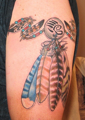 „American Tribal“ plunksnų apyrankės tatuiruotė