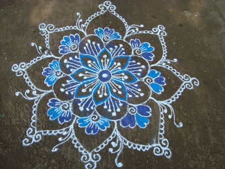 Açık Mavi ve Beyaz ile Line Rangoli Design