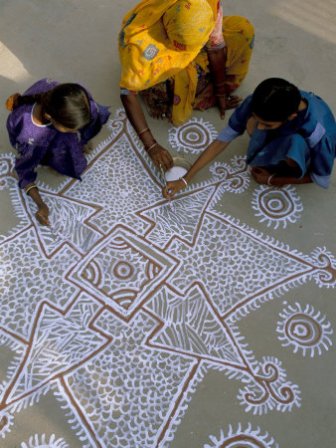 Beyaz ve Kahverenginin Kullanıldığı Güzel Kolam Tasarımı