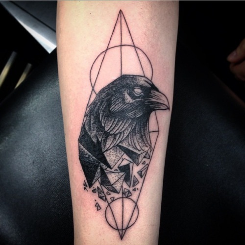 Šventas geometrinis „Crow Tattoo“ dizainas