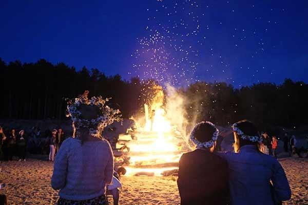 Η αρχαία παγανιστική παράδοση του εορτασμού του θερινού ηλιοστασίου ανάβοντας φωτιά χορεύοντας παίζοντας τριγύρω