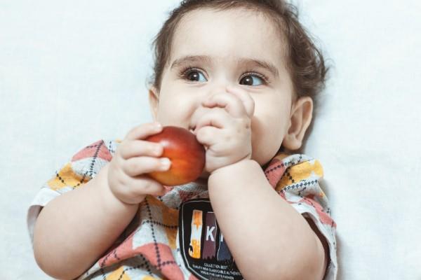 Συνταγές για βρεφικές τροφές και συμβουλές για υγιεινή και νόστιμη συμπληρωματική τροφή Το μωρό τρώει ροδάκινο