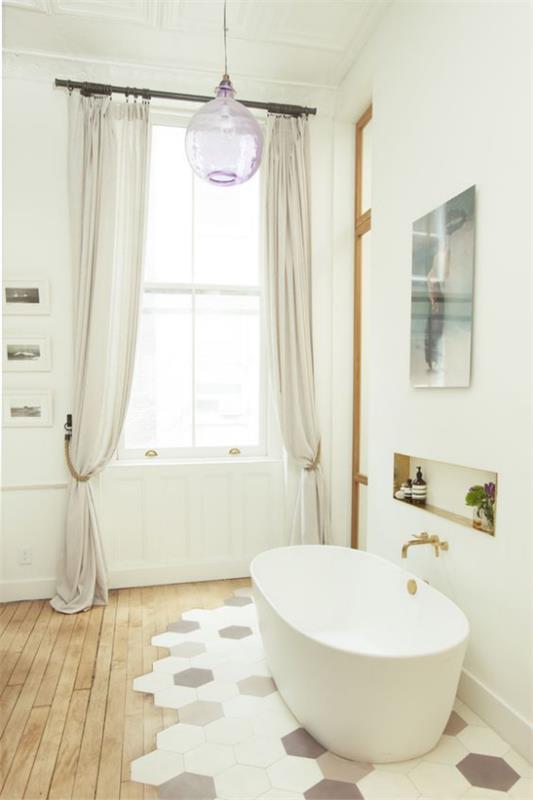 Τάσεις του μπάνιου 2021 όμορφο σχέδιο μπάνιου λευκή μπανιέρα πάτωμα μετάβασης πλακάκια ξύλο