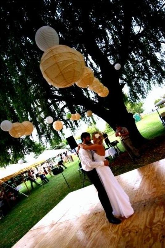 κίτρινοι λευκοί γάμοι διακόσμηση δέντρο χάρτινοι κύκλοι