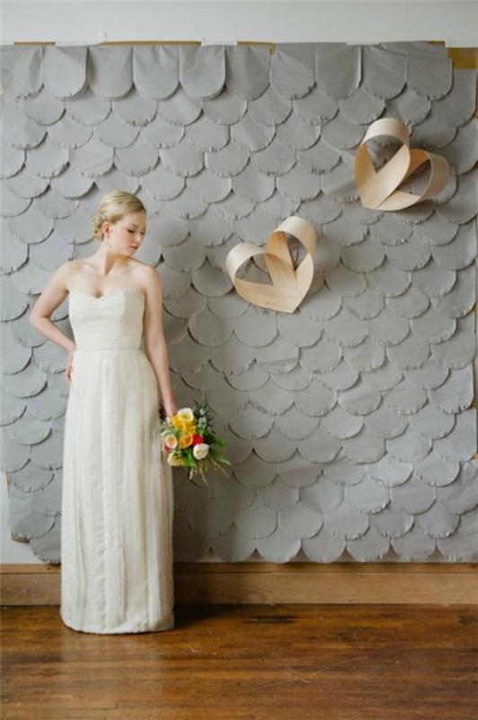 γκρι φόντο γάμοι ντεκό ιδέες ξύλινες καρδιές τοίχο