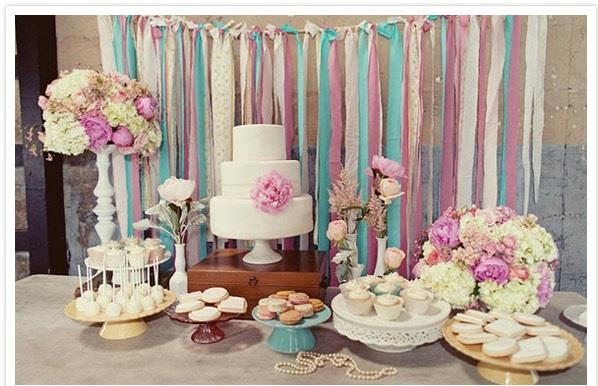 Διακόσμηση γάμων μωβ ροζ μπλε κέικ διακόσμησης τραπεζιού