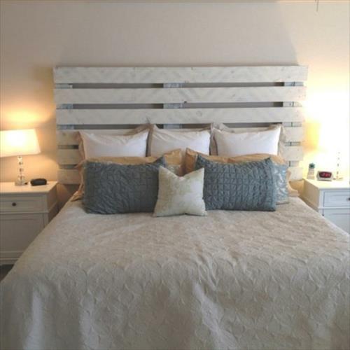 DIY-headboard-made-of-Euro-pallets-one-way-pallets-βαμμένα σε λευκό χρώμα