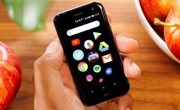 Το μικροσκοπικό smartphone Palm είναι πλέον μια ανεξάρτητη συσκευή τόσο μικρή όσο μια πιστωτική κάρτα
