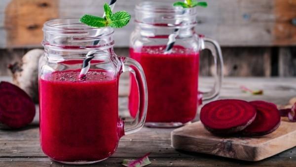 Θεραπεία αποτοξίνωσης με smoothies από παντζάρια με σπόρους chia σε ένα ποτήρι