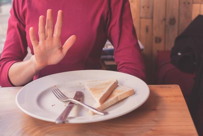 Ακύρωση δείπνου Omit Dinner Woman απορρίπτει το άδειο πιάτο