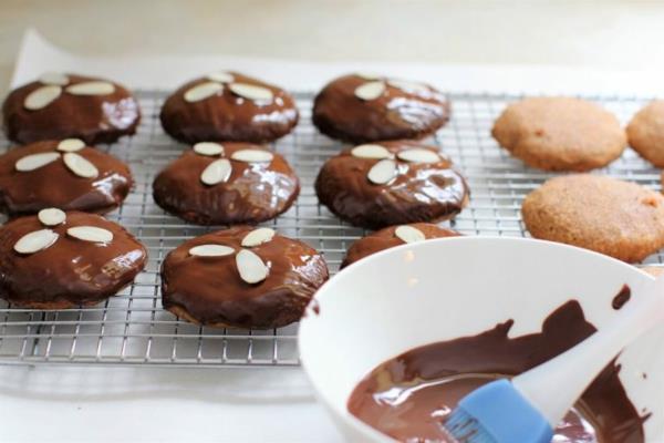 Συνταγή Elisen Lebkuchen Παραδοσιακή χωρίς αλεύρι Νυρεμβέργη Elisen Lebkuchen με αμύγδαλα