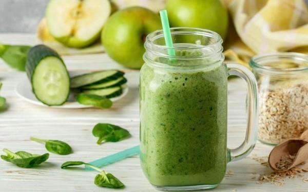 Φρέσκο ​​αναμεμειγμένο πράσινο smoothie σπανάκι πράσινο μήλο αγγούρι νιφάδες βρώμης με αυτό