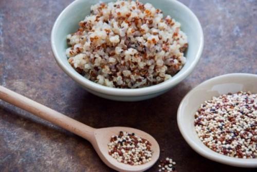 Υγιεινή τροφή για χορτοφάγους Οι σπόροι Quinoa υγιεινοί και νόστιμοι