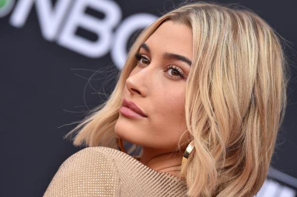 Hailey Baldwin σε ένα όμορφο πορτρέτο