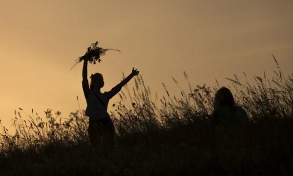 Χορέψτε στη φύση, αφήστε την ψυχή σας να κρεμάσει και γιορτάστε το θερινό ηλιοστάσιο