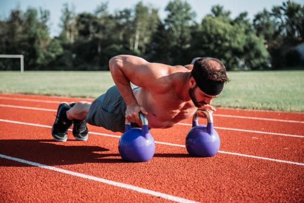 Ασκήσεις Kettlebell για στο σπίτι - Ταιριάξτε παρά τα σπρώγματα Corona με το βάρος