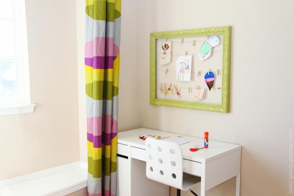 Άνετη γωνιά στο παιδικό δωμάτιο με πολύχρωμες κουρτίνες