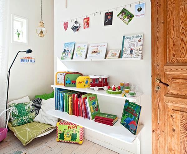 Άνετο γωνιακό παιδικό δωμάτιο φωτιστικό δαπέδου ράφια τοίχος