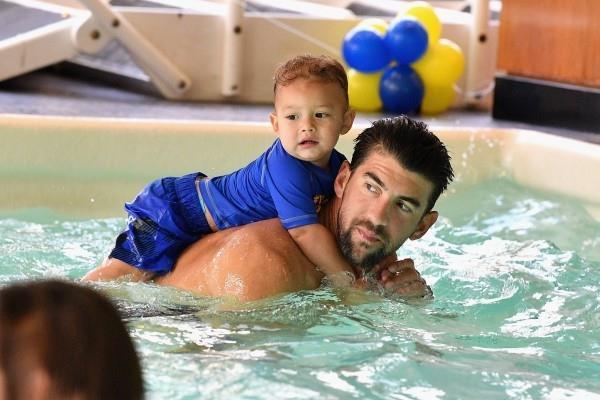 Ο πρώτος γιος του Michael Phelps, Boomer Robert, στην πισίνα