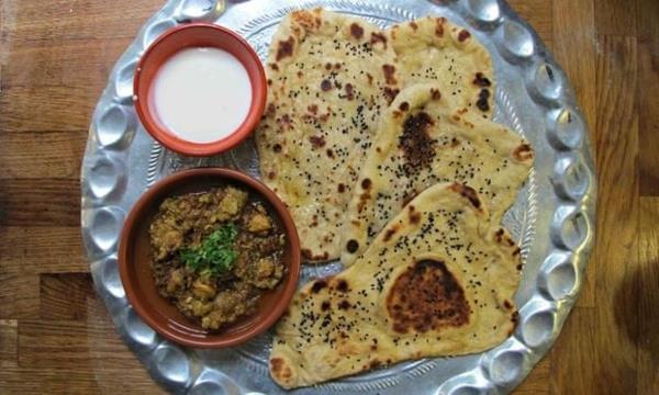 Breadωμί Naan που ψήνει ινδικά πιάτα