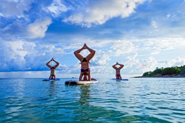 SUP Yoga Tips Paddleboard Yoga παρασύρεται σε ήρεμο νερό