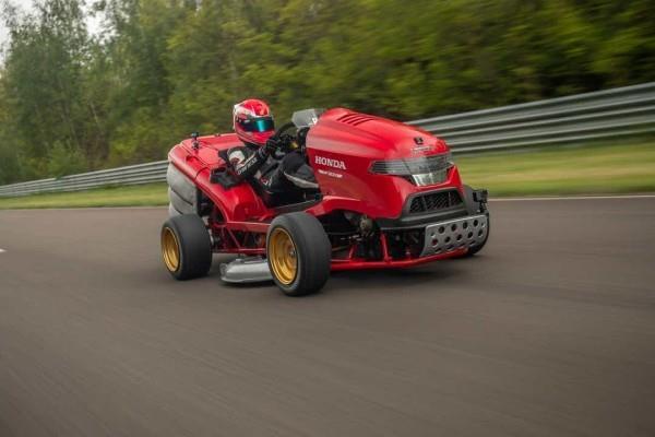 Το γρηγορότερο χλοοκοπτικό στον κόσμο το Mean Mower πετυχαίνει παγκόσμιο ρεκόρ Guiness 242 kmh. Honda