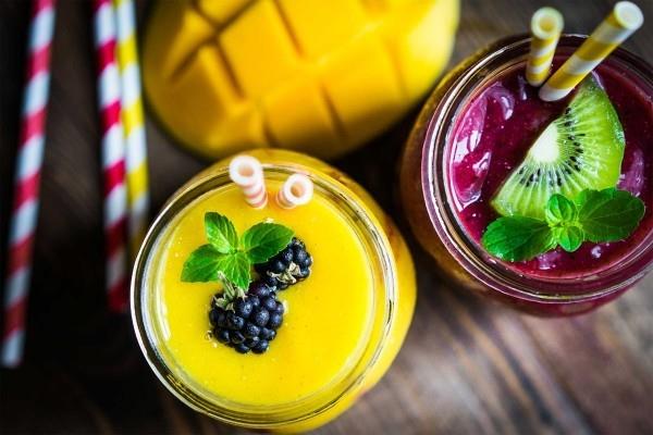 Τα smoothies που παρασκευάζονται σε δύο στρώματα με μάνγκο και μούρα σε κάνουν λεπτό και υγιές