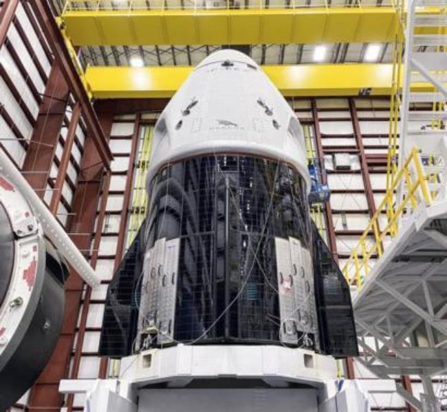 Ο πύραυλος SpaceX Falcon-9 είναι έτοιμος να ξεκινήσει την πρώτη επανδρωμένη πτήση στον ISS