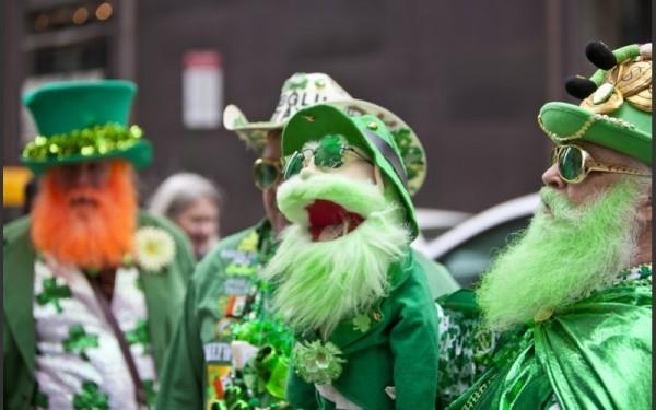 Ημέρα του Αγίου Πατρικίου που γιορτάζει τη μεγάλη παρέλαση με μάσκες με πράσινα ρούχα