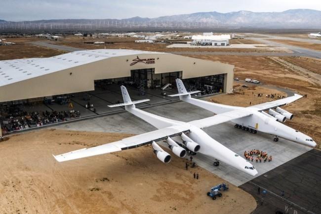 Το Stratolaunch, το μεγαλύτερο αεροσκάφος στον κόσμο, πέρασε με επιτυχία τη δοκιμαστική πτήση στην αίθουσα του γιγάντιου αεροσκάφους