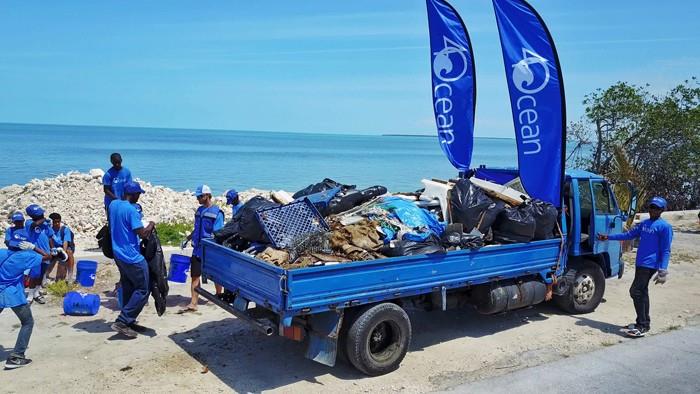 Τα πλαστικά απόβλητα Ocean Cleanup στη θάλασσα