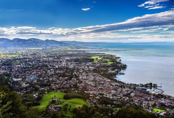 Διακοπές στο Konstanz - χαρακτηριστικοί προορισμοί της μεγαλύτερης πόλης στη λίμνη της Κωνσταντίας πανόραμα της λίμνης Κωνσταντίας και της Κωνσταντίας