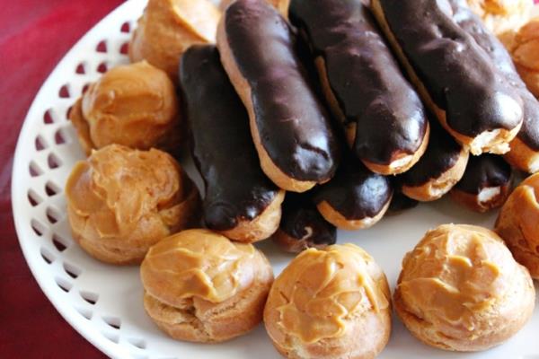 Κρέμα φουσκώνει συνταγή Profiteroles και εκλέρ γλυκά γλυκά Πασχαλινό επιδόρπιο