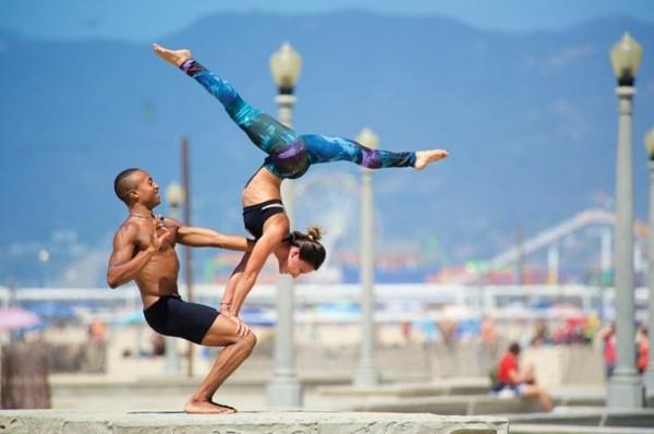 Ασκήσεις γιόγκα για δύο Acro Yoga για προχωρημένους ασκούμενους