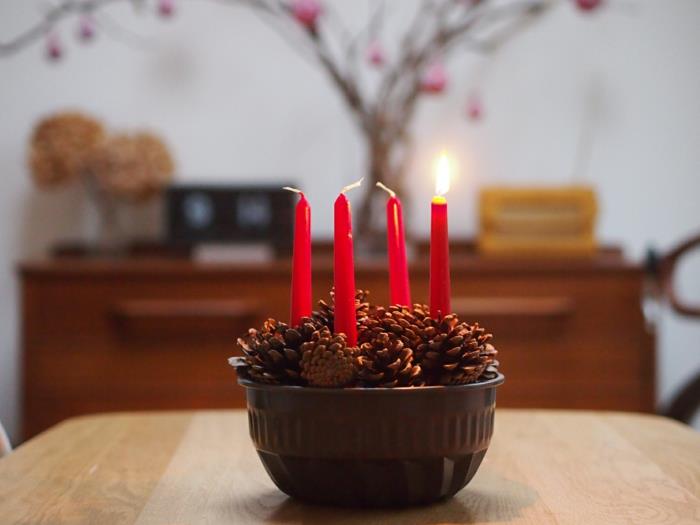 ιδέες advent στεφάνι diy έργα κόκκινα κεριά deco ιδέες Χριστούγεννα