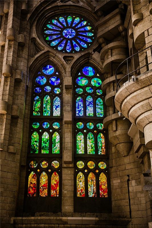 barcelona σημεία ενδιαφέροντος sagrada familia βιτρό ροζέτα