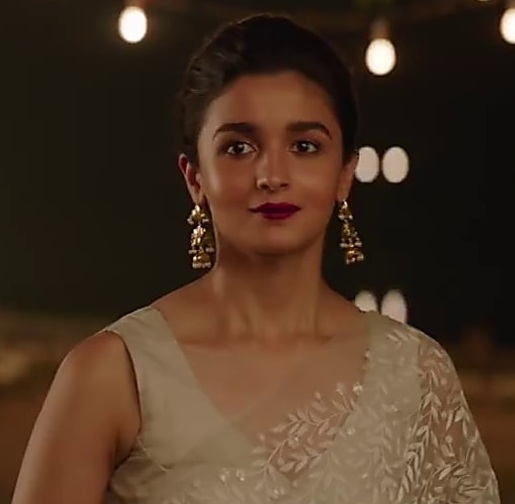 Brocade Saree içinde Alia Bhatt