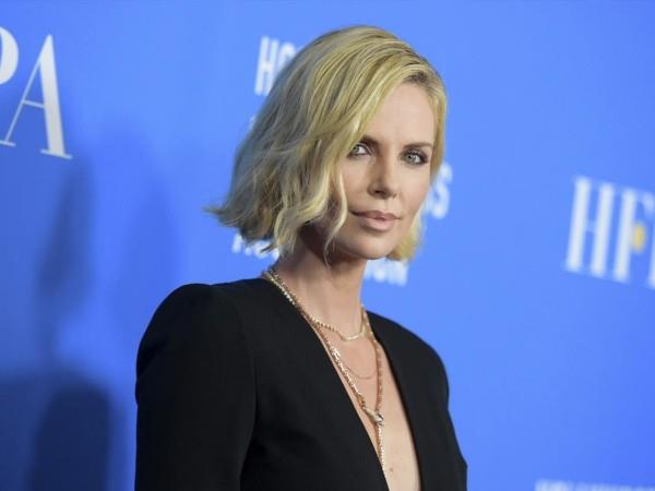 Charlize Theron σε μπλε φόντο