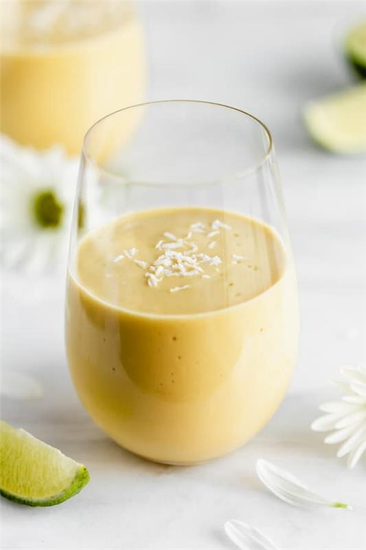 δροσιστικά καλοκαιρινά ποτά Mango Lassi παραδοσιακά ινδικά ποτά