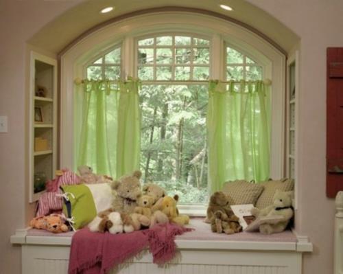 Απολαύστε τη θέα της φύσης στο παράθυρο στο παιδικό δωμάτιο