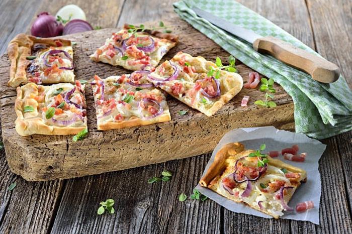 Φτιάξτε μόνοι σας tarte flambée, ανοίξτε τη ζύμη