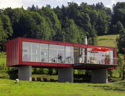 ανεξάρτητο σπίτι κόκκινη πρόσοψη μεταλλικό δοχείο γυάλινο μπαλκόνι βεράντα