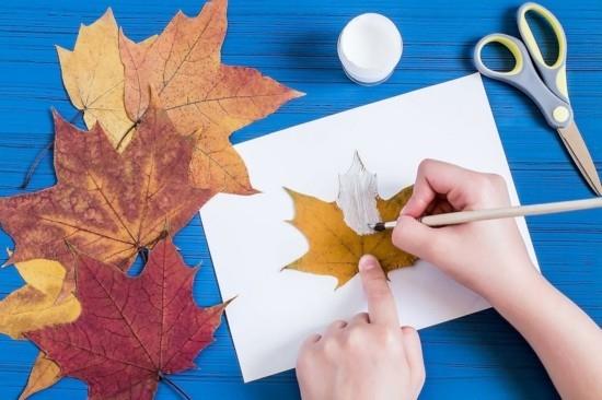 φαντάσματα ξεφλουδίζουν με φύλλα φθινοπώρου για τις Απόκριες