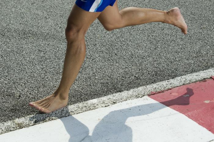 χόμπι ξυπόλητος περπατώντας ξυπόλητος υγιής ζωή και αθλητισμός