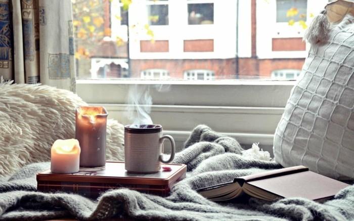 στυλ hygge στο υπνοδωμάτιο κεριά και κουβέρτες παρέχουν άνεση